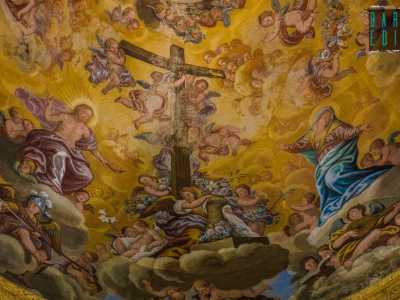  A troneggiaggiare � una massiccia croce sorretta da angioletti e lambita dalle figure a braccia aperte di Ges� a sinistra e della Madonna a destra